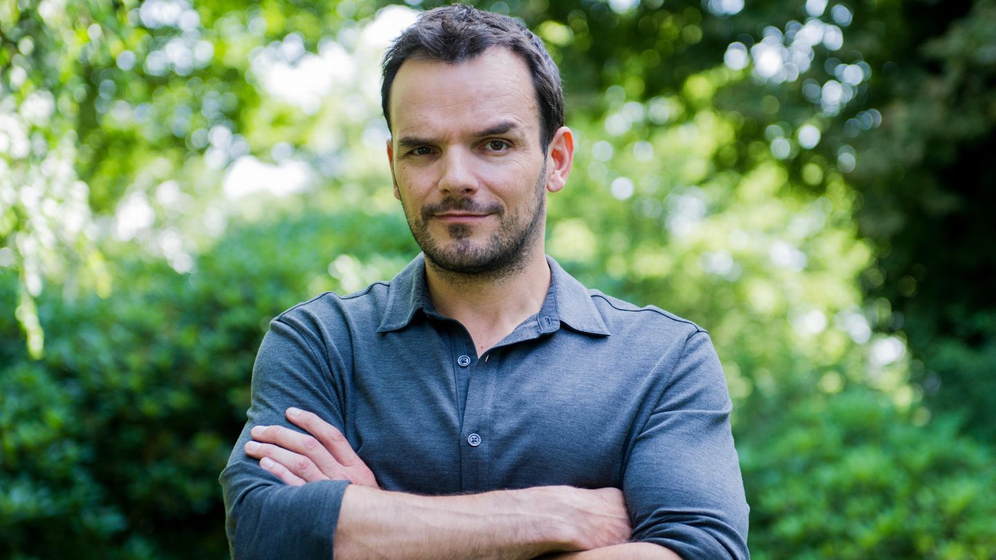 TV-Koch Steffen Henssler mit verschränkten Armen