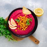Hummus mit roter Beete