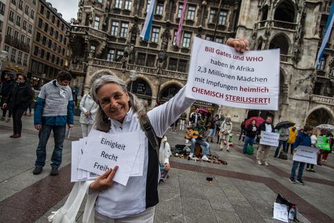 Prof. Dr. Peter Fischer: Warum Menschen an bizarre Verschwörungstheorien glauben