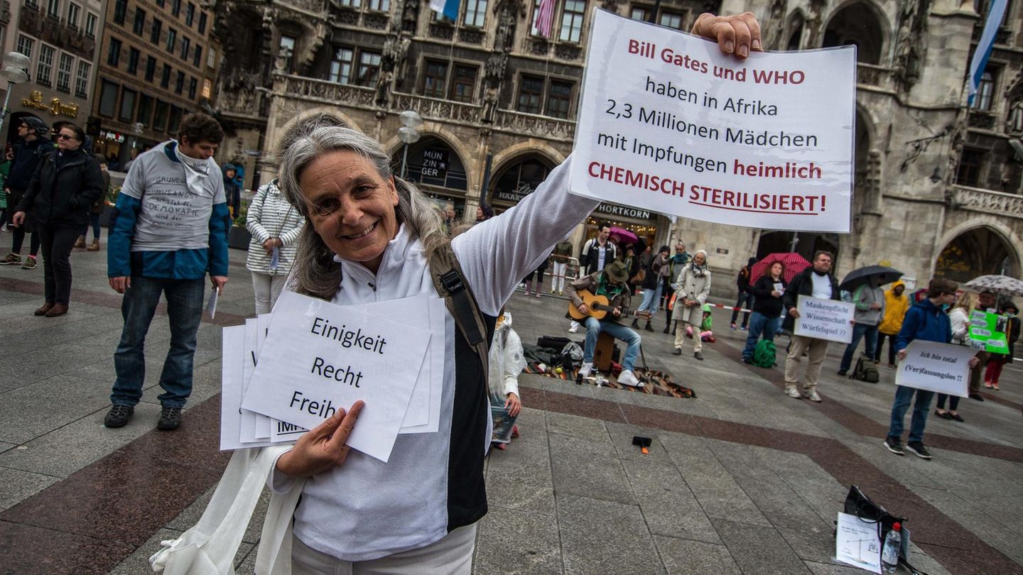 Prof. Dr. Peter Fischer: Warum Menschen an bizarre Verschwörungstheorien glauben Prof. Dr. Peter Fischer: Warum Menschen an bizarre Verschwörungstheorien glauben