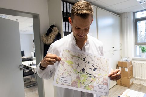 Der Virologe Hendrik Streeck mit einer Karte von Gangelt