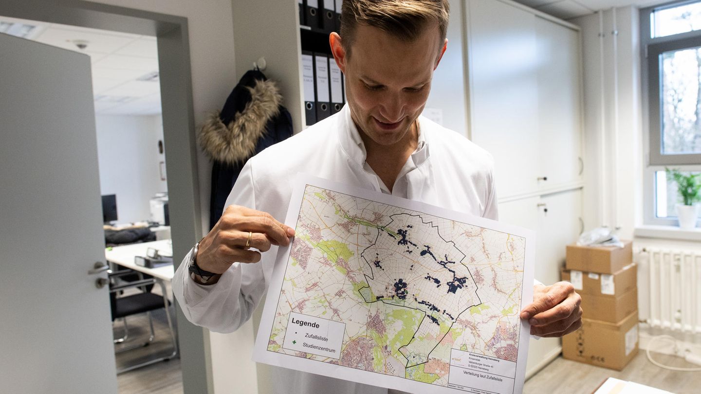 Infizierten-Zahlen: Der Virologe Hendrik Streeck mit einer Karte von Gangelt Der Virologe Hendrik Streeck mit einer Karte von Gangelt