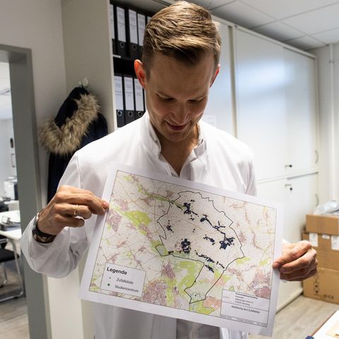 Der Virologe Hendrik Streeck mit einer Karte von Gangelt