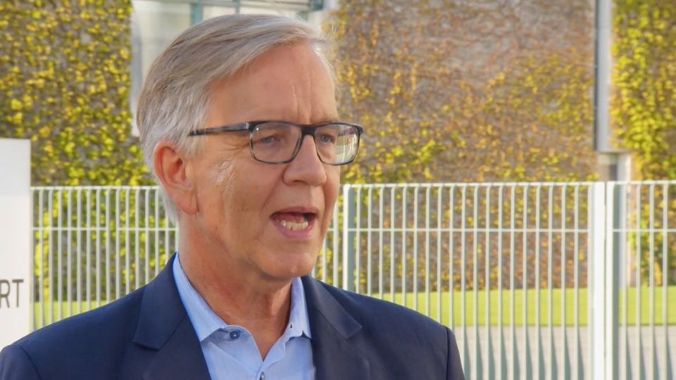 Der Linken-Fraktionsvorsitzende Dietmar Bartsch fordert einen Fahrplan für Schul- und Kitaöffnungen.