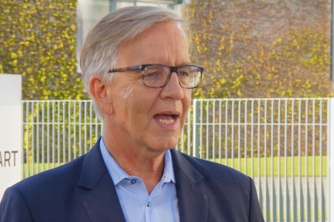 Der Linken-Fraktionsvorsitzende Dietmar Bartsch fordert einen Fahrplan für Schul- und Kitaöffnungen.