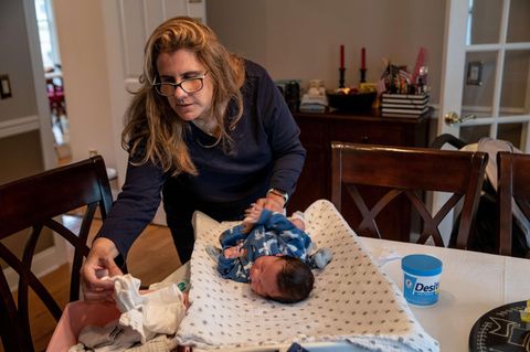 Lehrerin Luciana Lira mit dem Baby