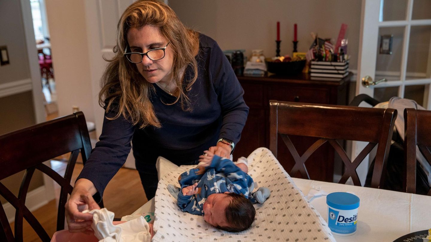 Lehrerin Luciana Lira mit dem Baby