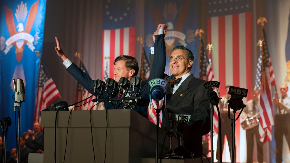 Sky-Serie The Plot Against America: Rabbi Finkelstein hält die Hand von Charles Lindbergh hoch