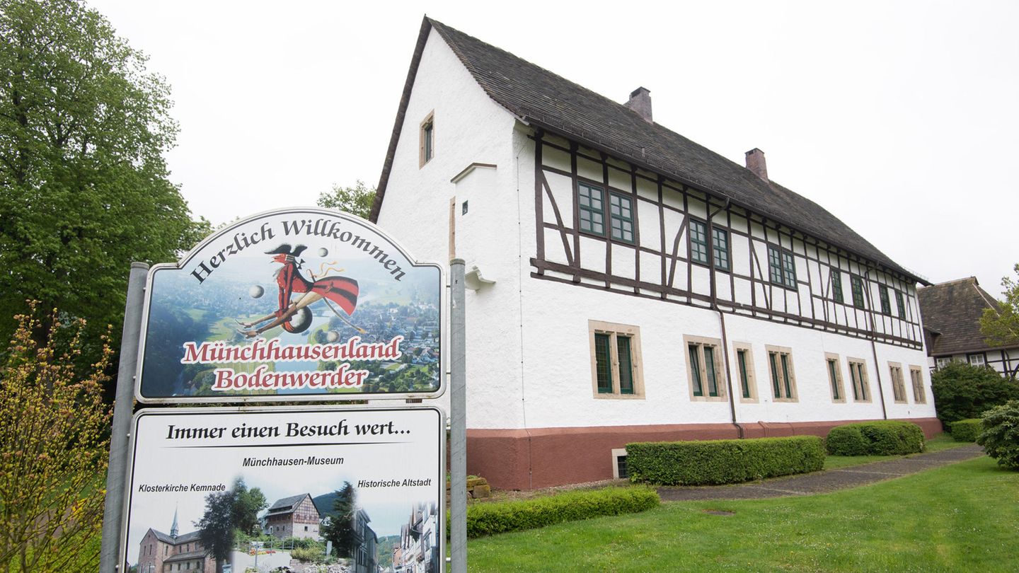Das Geburtshaus des Barons von Münchhausen im Bodenwerder, Niedersachsen: Als literarische Figur oder Filmheld ist der "Lügenbaron" Münchhausen, der auf einer Kanonenkugel reitet, weltweit bekannt