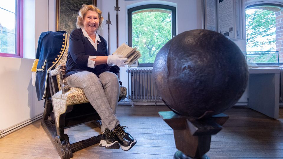 Museum in Bodenwerder: Museumsdirektorin Claudia Erler sitzt mit einem historischen Buch im Münchausen-Museum Bodenwerder Museumsdirektorin Claudia Erler sitzt mit einem historischen Buch im Münchausen-Museum Bodenwerder