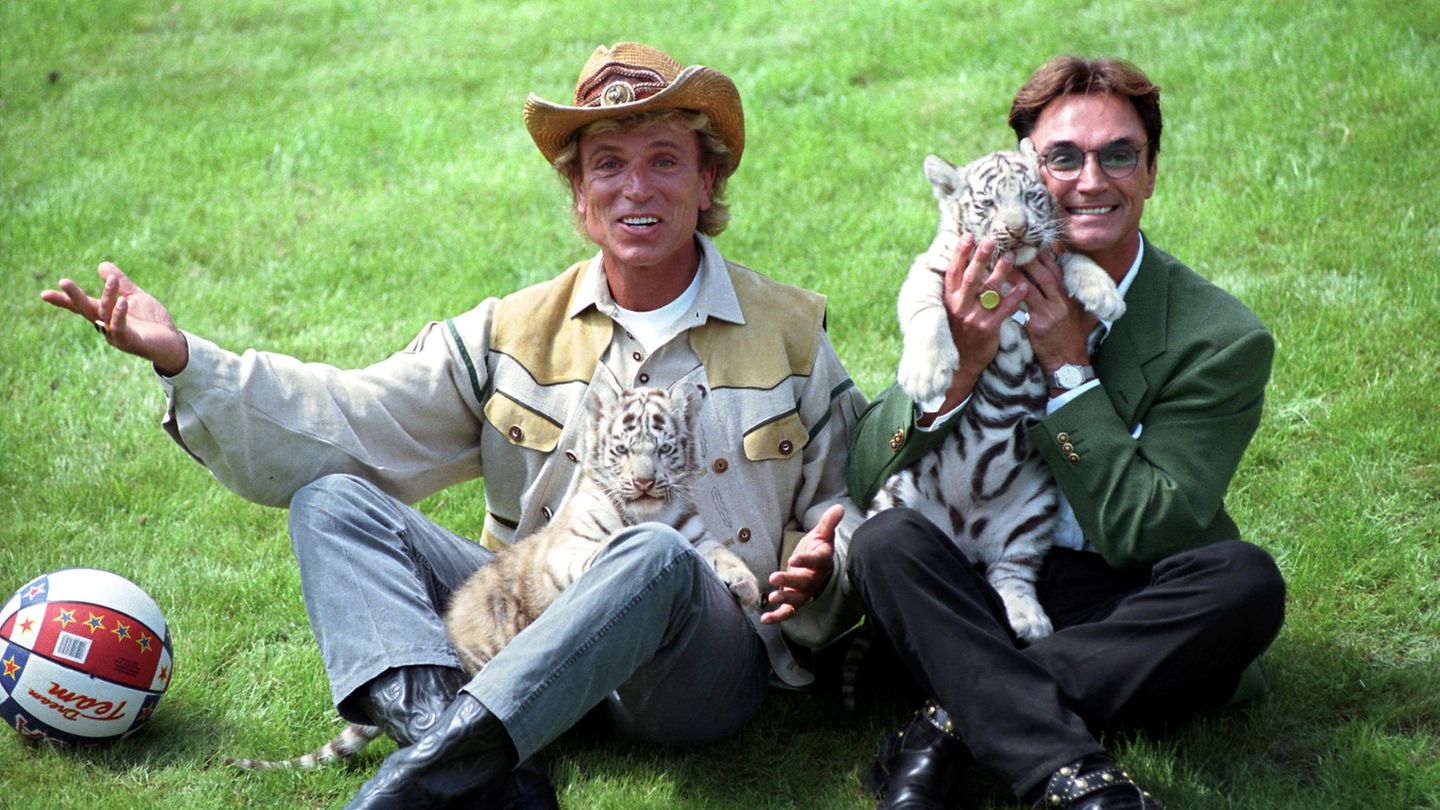 Die deutschen Magier Siegfried (l.) und Roy, im "Hollywood-Safari-Park" mit zwei weißen Tiger-Jungen