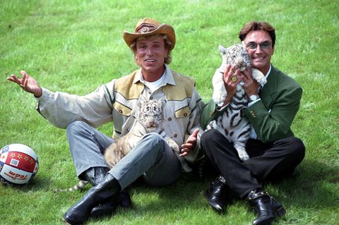 Die deutschen Magier Siegfried (l.) und Roy, im "Hollywood-Safari-Park" mit zwei weißen Tiger-Jungen