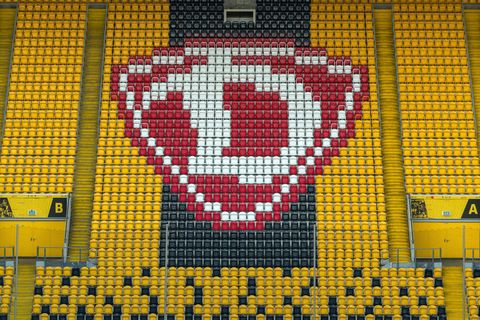 Hochgeklappte Sitze und ein Dynamo-Logo sind im Rudolf-Harbig-Stadion zu Dresden