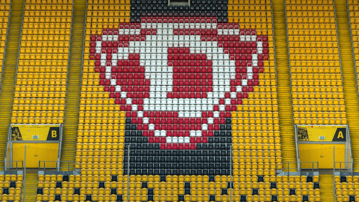 Hochgeklappte Sitze und ein Dynamo-Logo sind im Rudolf-Harbig-Stadion zu Dresden
