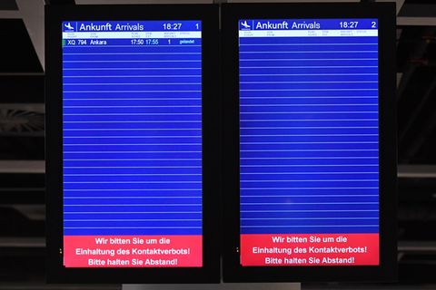 Anzeigetafel am Flughafen während der Corona-Krise