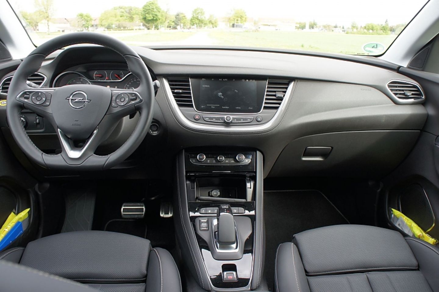 Das Cockpit des Opel Grandland X Hybrid4 unterscheidet sich grundsätzlich nicht von dem der anderen Grandland X Modelle