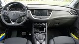 Das Cockpit des Opel Grandland X Hybrid4 unterscheidet sich grundsätzlich nicht von dem der anderen Grandland X Modelle