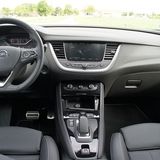 Das Cockpit des Opel Grandland X Hybrid4 unterscheidet sich grundsätzlich nicht von dem der anderen Grandland X Modelle