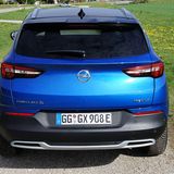 Unauffälliges Heck: Nur der Hybrid-Schriftzug weist auf die 221 kW / 300 PS Systemleistung hin