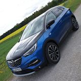 Der Opel Grandland X Hybrid4 erreicht nach 6,1 Sekunden die 100 km/h Marke
