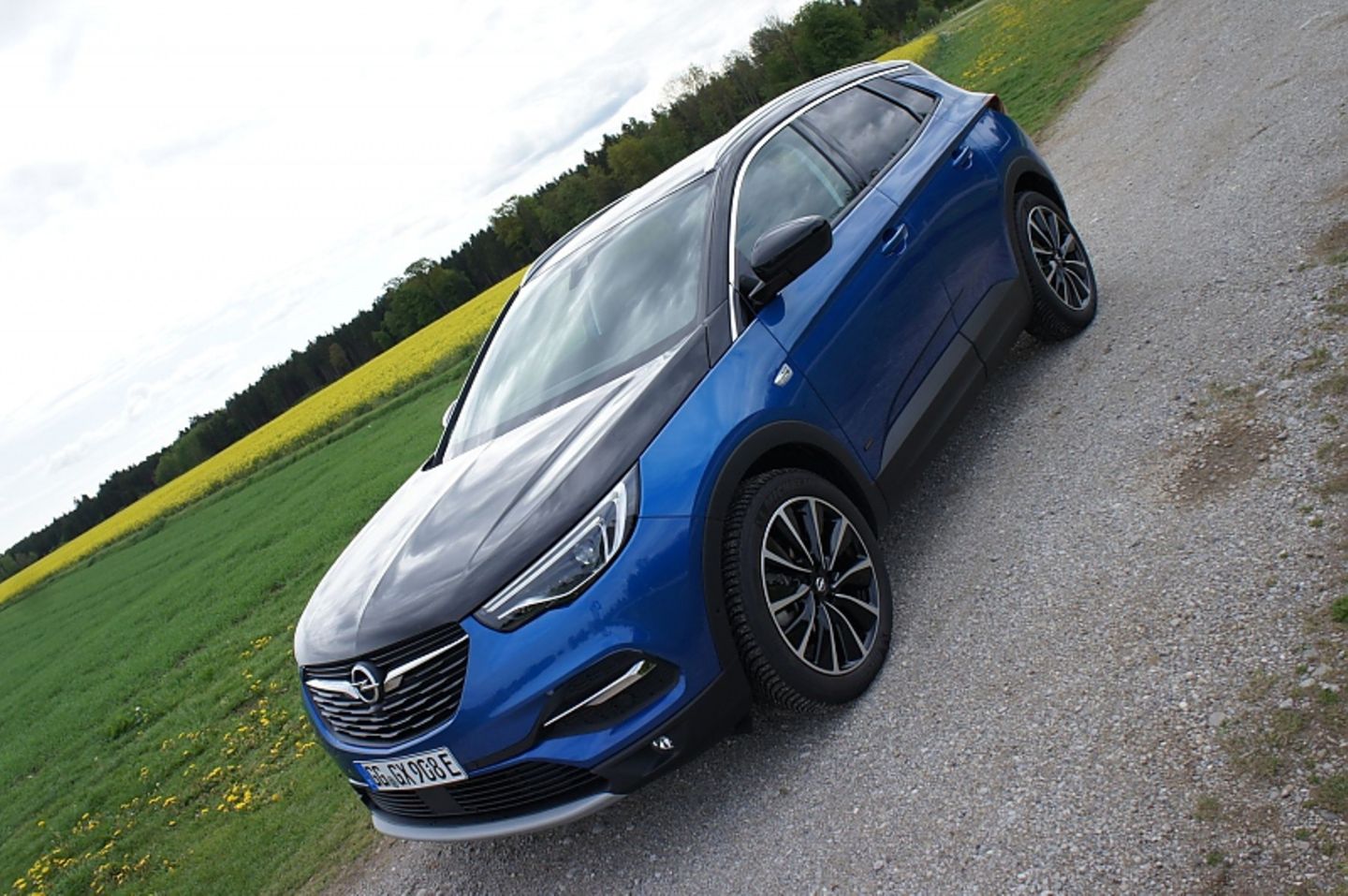 Der Opel Grandland X Hybrid4 erreicht nach 6,1 Sekunden die 100 km/h Marke