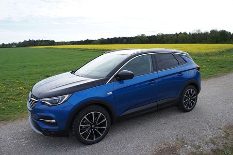 Der Opel Grandland X Hybrid4 bringt stattliche 1.875 Kilogramm auf die Waage