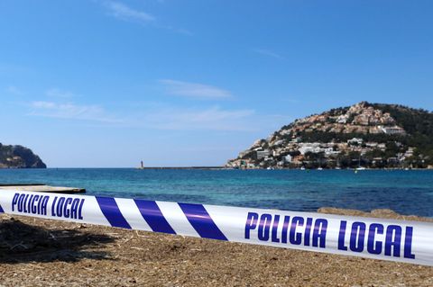 Port Andratx auf Mallorca: Mit einem Absperrband der Polizei ist der Zugang zu einem Strand abgesperrt. 