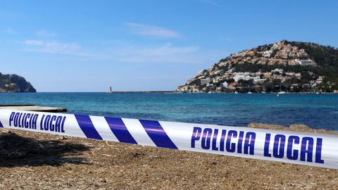 Port Andratx auf Mallorca: Mit einem Absperrband der Polizei ist der Zugang zu einem Strand abgesperrt. 