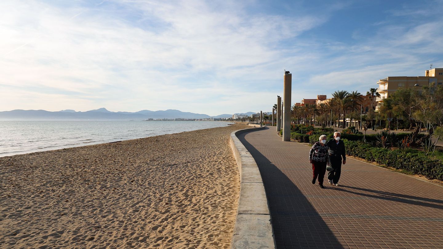 Anfang Mai wie leegefegt: Der Strand in El Arenal auf Mallorca