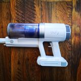 Die eigentliche Saugpistole. Wenn freihändig Wände oder Decken abgesaugt werden, bemerkt man das Gewicht.