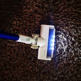 Die LED-Leuchten sind ein nettes Gimmick. Die Rotationswalze bürstet auch langflorige Teppiche. 