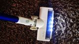 Die LED-Leuchten sind ein nettes Gimmick. Die Rotationswalze bürstet auch langflorige Teppiche. 