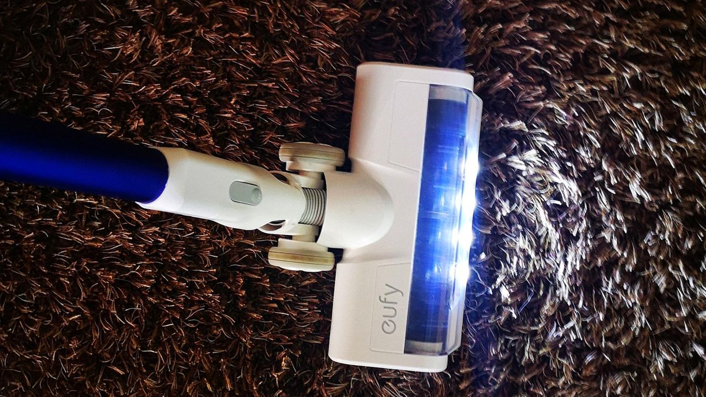 Die LED-Leuchten sind ein nettes Gimmick. Die Rotationswalze bürstet auch langflorige Teppiche. 