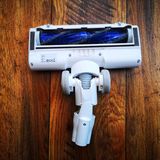 Ein Motor treibt die Bürste an.