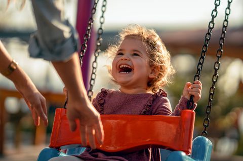 Coronavirus: Kind auf Spielplatz