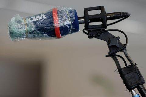 Ein in Plastikfolie eingewickeltes WDR-Mikrofon