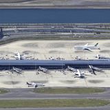 Platz 10: Kensai, Osaka (KIX), Japan  Diese Flughafen wurde auf einer künstlichen Insel fünf Kilometer vor der Küste im Meer errichtet. In dieser diesjährigen Skytrax-Abstimmung gewann Kensai auch die beiden Titel "World's Best Airport Staff" und "World's Best Airport for Baggage Delivery".