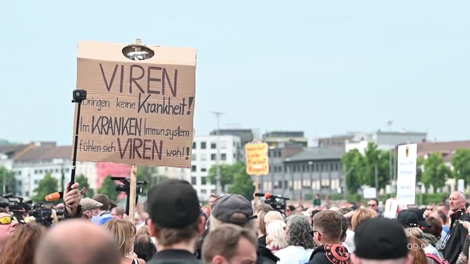 Corona-Proteste: Politiker warnen vor Radikalisierung: "Es laufen all jene mit, die das System grundsätzlich infrage stellen"
