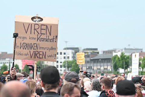 Corona-Proteste: Politiker warnen vor Radikalisierung: "Es laufen all jene mit, die das System grundsätzlich infrage stellen"