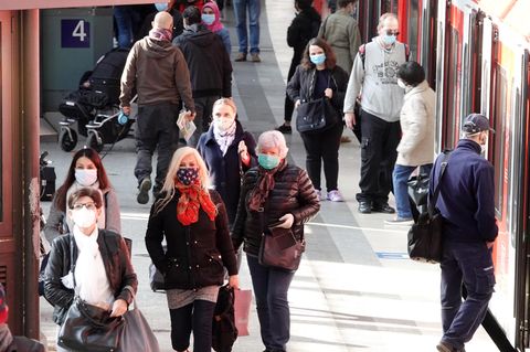 Mit Mundschutz sind Fahrgäste am Hamburger Hauptbahnhof auf einem Bahnsteig unterwegs
