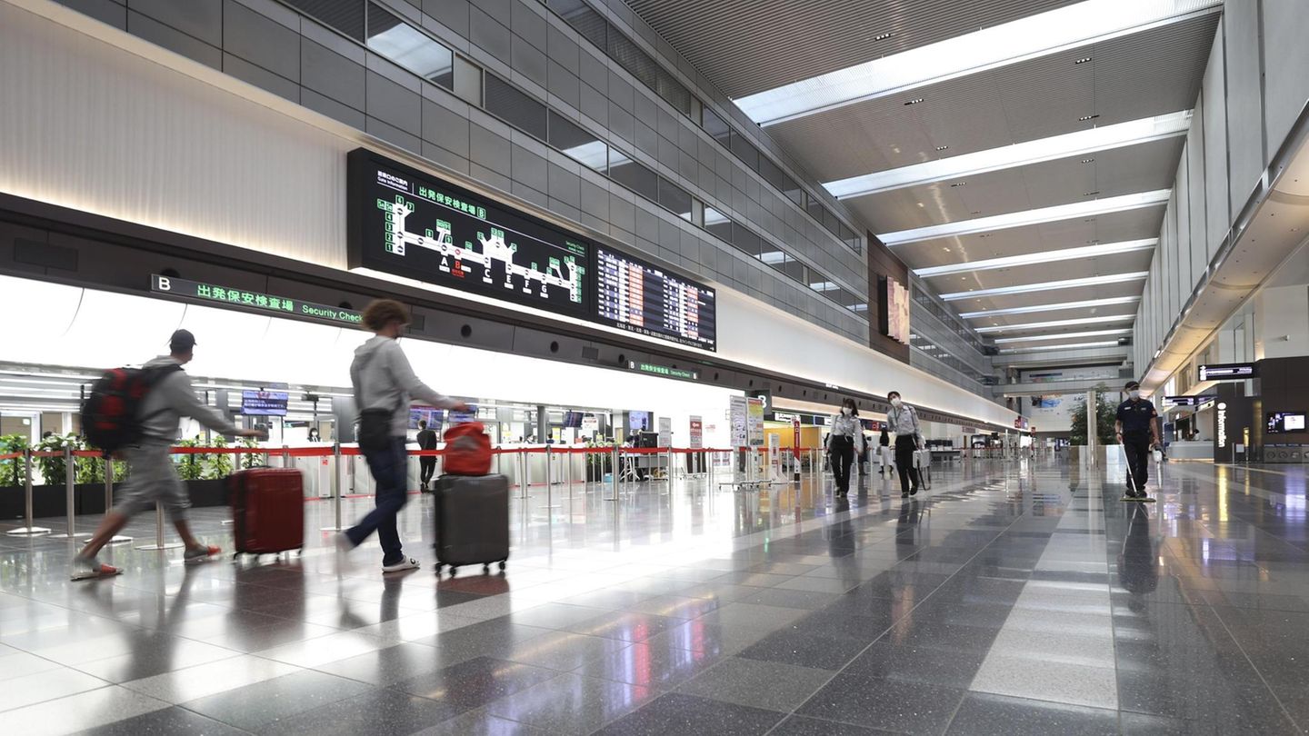 Platz 2: Tokio Haneda (HND), Japan  Den zweiten Platz behaupten konnte Tokio-Haneda, der näher am Zentrum von Tokio gelegene Airport. Der Flughafen gilt laut der jüngsten Skytrax-Umfrage unter anderem als sauberster und "World's Best Domestic Airport".