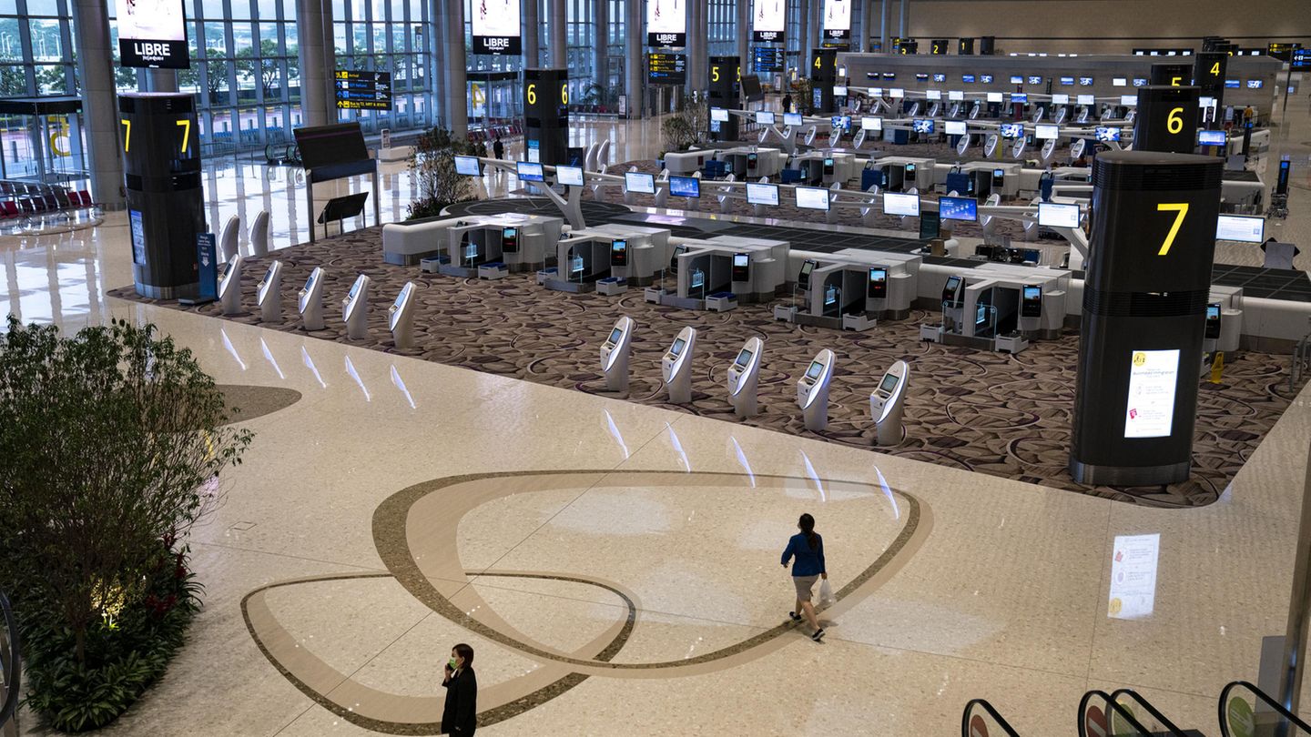 Airport-Ranking 2020: Platz 1: Singapore Changi (SIN), Singapur Unangefochten wieder auf dem Spitzenplatz: Wie im Vorjahr steht bei den "World Airport Awards" der Flughafen des Stadtstaates Singapur auf dem Siegertreppchen. Der Changi Airport ist damit der beste von insgesamt 550 internationalen Flughäfen, die zur Wahl standen. In Changi haben Singapore Airlines ihr Drehkreuz. Platz 1: Singapore Changi (SIN), Singapur Unangefochten wieder auf dem Spitzenplatz: Wie im Vorjahr steht bei den "World Airport Awards" der Flughafen des Stadtstaates Singapur auf dem Siegertreppchen. Der Changi Airport ist damit der beste von insgesamt 550 internationalen Flughäfen, die zur Wahl standen. In Changi haben Singapore Airlines ihr Drehkreuz.