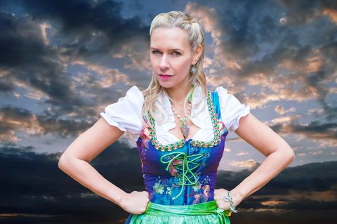 Eine wütende Bayerin im Dirndl