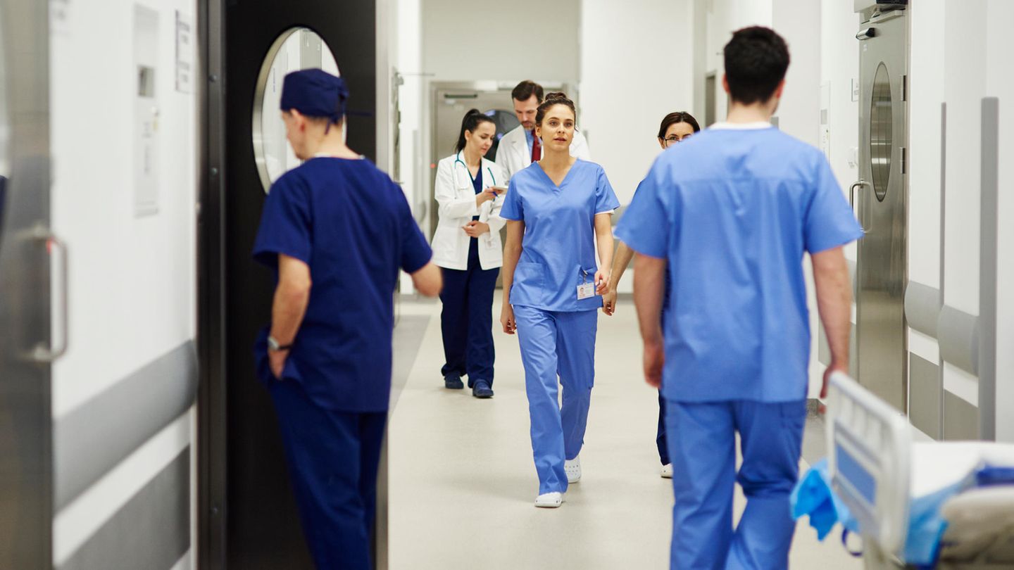 Krankenhauspersonal läuft durch Krankenhaus