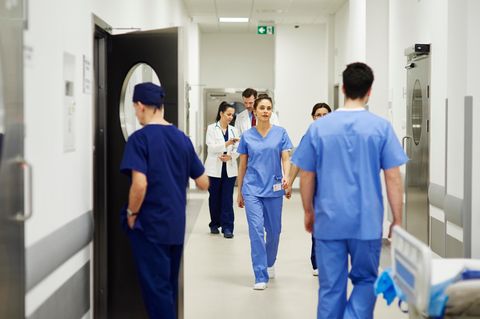 Krankenhauspersonal läuft durch Krankenhaus