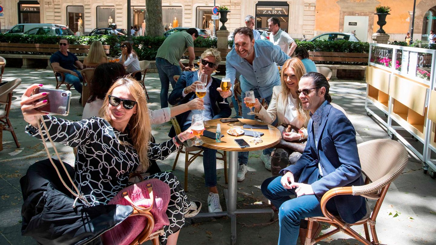 Menschen in Palma de Mallorca nehmen in einem Restaurant ein Selfie auf, nachdem zuvor Corona-Regelungen gelockert wurden