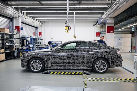 Auch der neue BMW i4 wird mit Fahrerassistenz Stufe 3 und 5G-Netz kommen