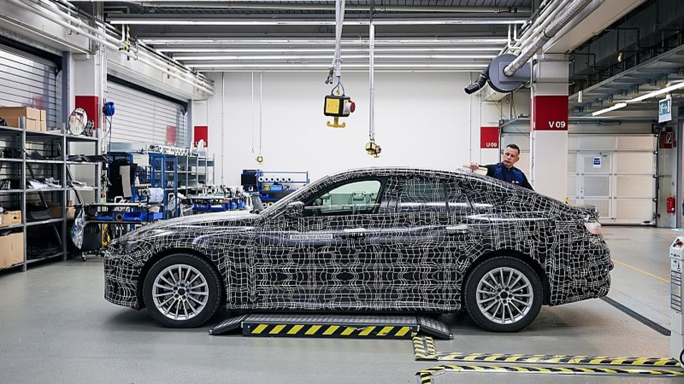 Auch der neue BMW i4 wird mit Fahrerassistenz Stufe 3 und 5G-Netz kommen