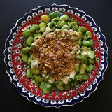 Frische Ackerbohnen mit Haselnüssen