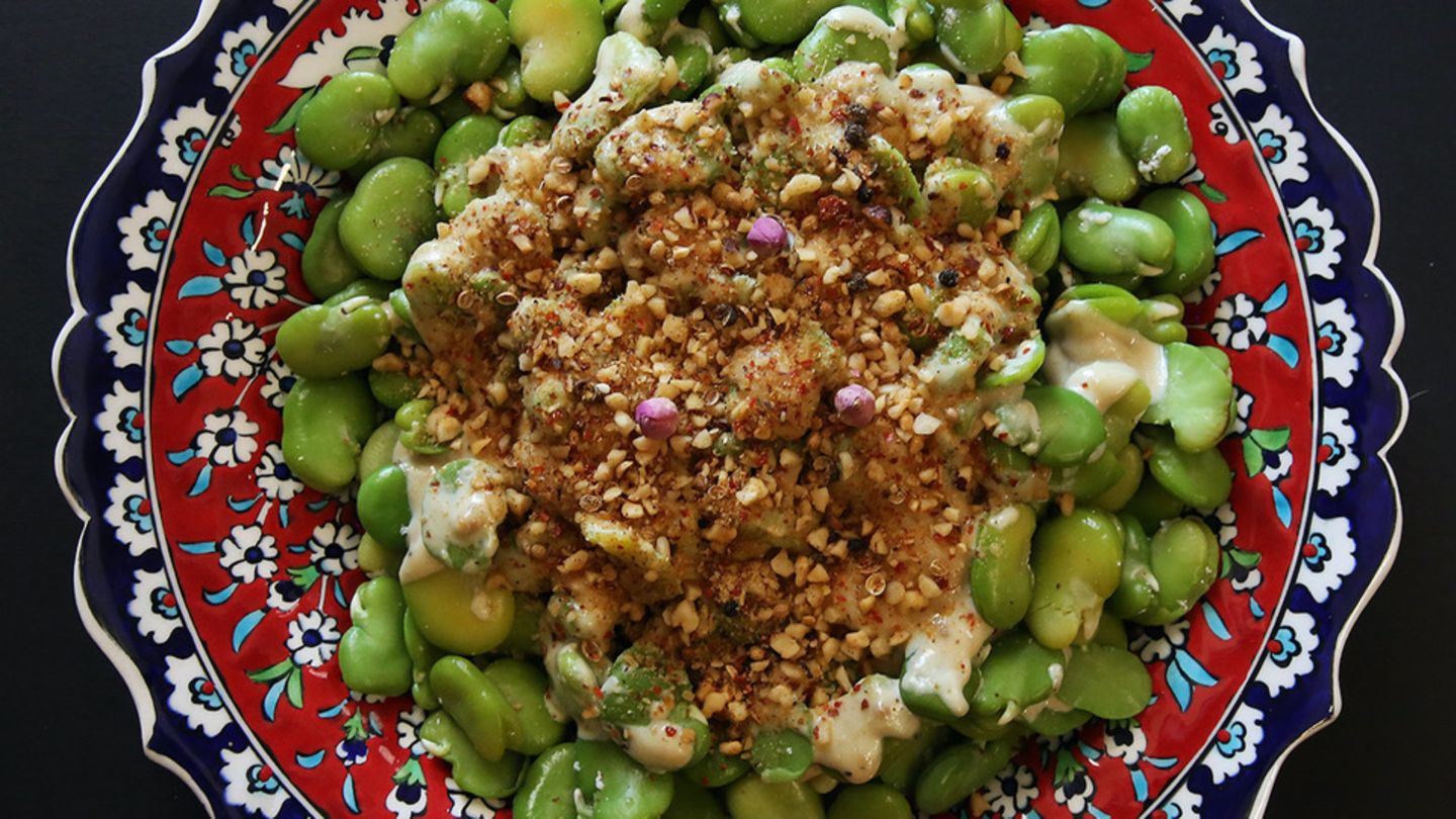 Frische Ackerbohnen mit Haselnüssen